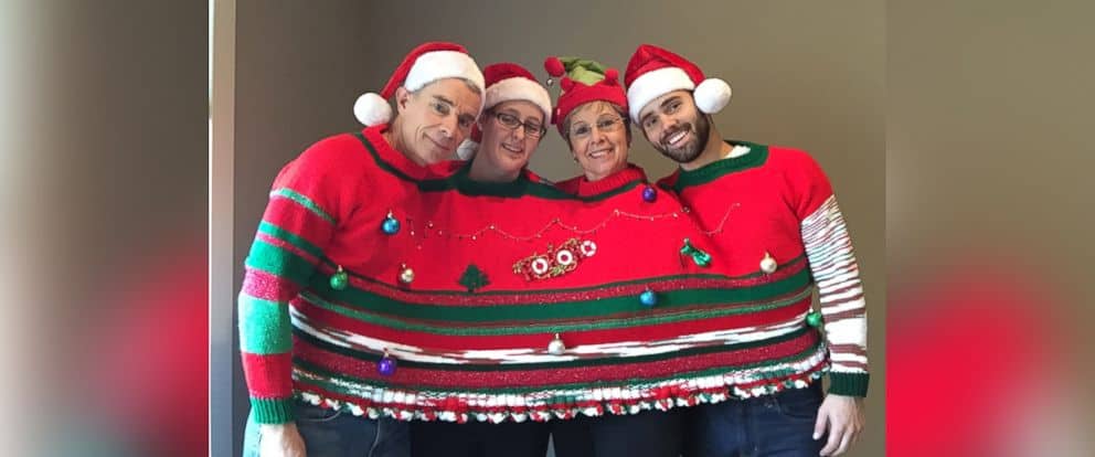 familia completa con el jersey navideño
